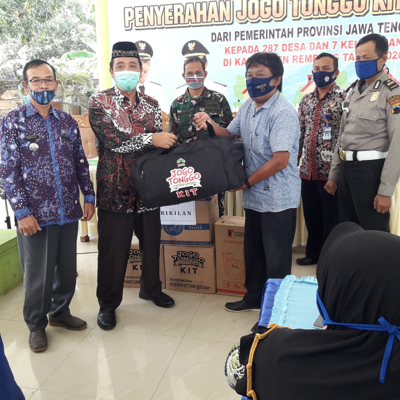 Penyerahan Jogo Tonggo KIT, untuk memberantas virus-19 di Kecamatan Sumber